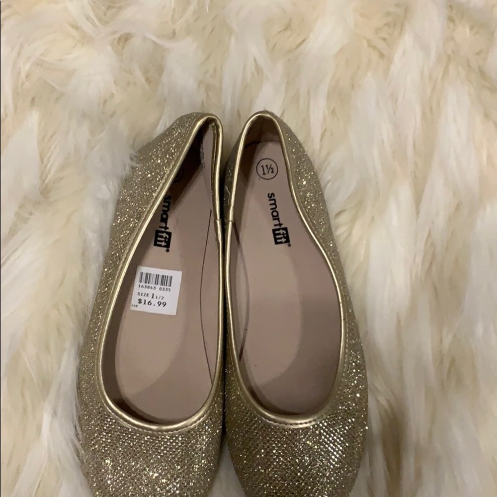 Girls size 1.5 gold glittery dress shoe